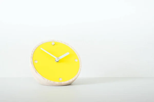 Желтые часы и белый фон . — стоковое фото
