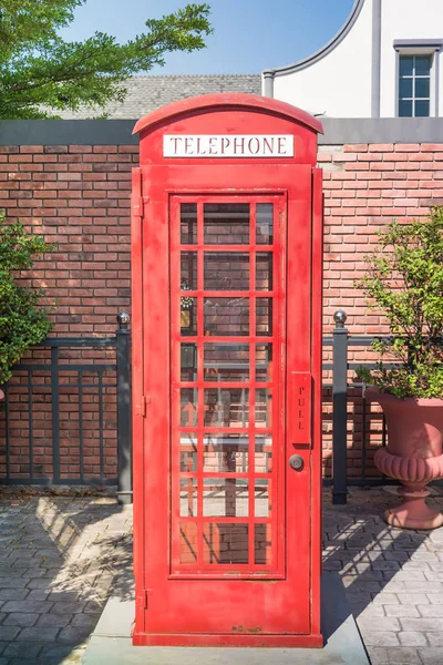 Vintage kırmızı telefon kulübesi. — Stok fotoğraf