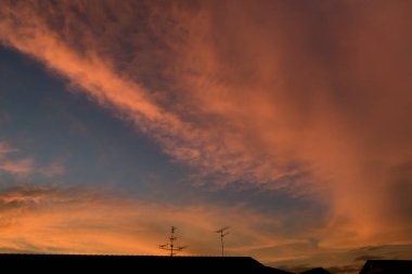 Televizyon anteni üst çatı üzerinde.