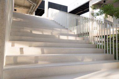 Işık ve gölge beyaz demir çubuğun beyaz sta tahmin