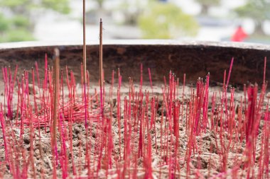 Birçok joss sopa yandı.