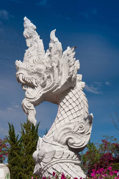 Estatua blanca cabeza naga — Foto de Stock