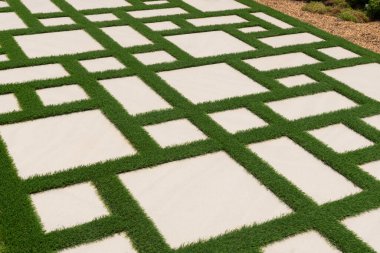 Yeşil çimenli kaldırım yolu dokusu veya deseni.