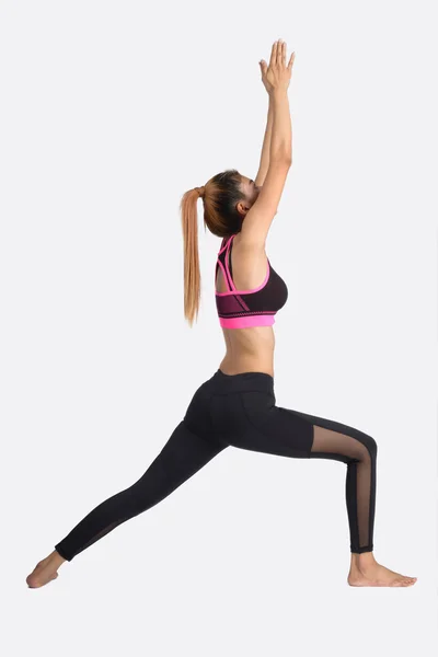Jonge vrouw in yoga pose. — Stockfoto