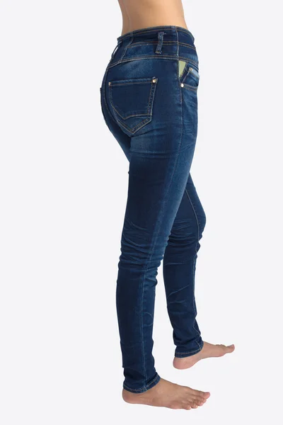 Kvinna blå jeans isolerade avsnitt nedan — Stockfoto