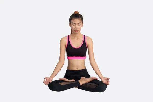 Mujer joven en pose de yoga . — Foto de Stock