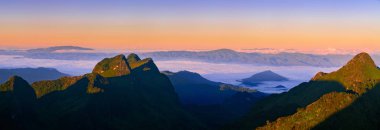 Sunrise dağ sis. Panoramik çekim.