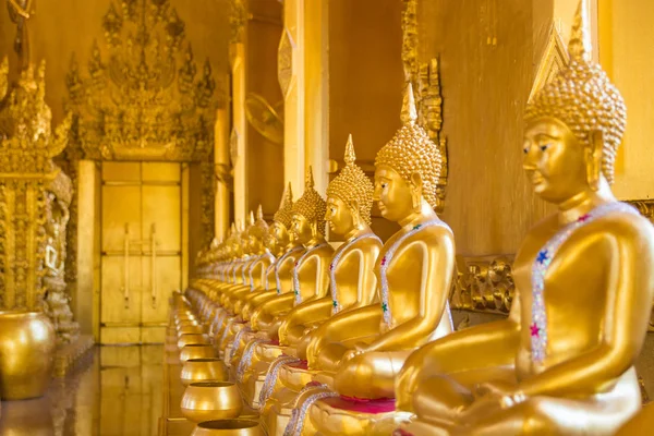 Μια σειρά από χρυσό άγαλμα του Βούδα. — Φωτογραφία Αρχείου