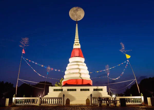 Moon on night sky over white pagoda. — Stock Photo, Image