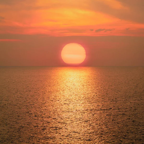 Hermoso gran amanecer o puesta de sol sobre el mar . — Foto de Stock