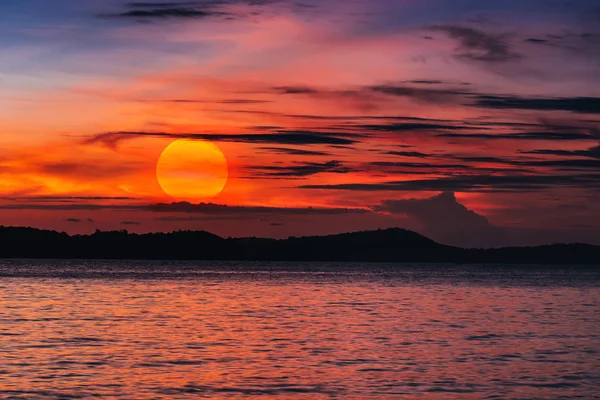 Gran puesta de sol sobre el mar . Imagen De Stock