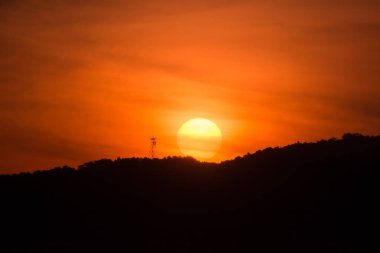 Dağların üzerinden güzel büyük gün batımı.