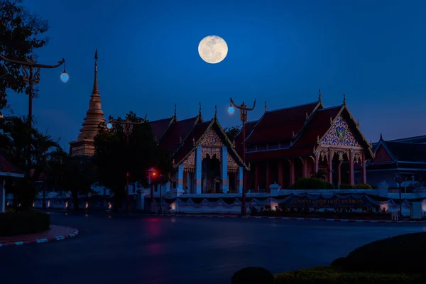 Wat Phra že Chang Kham Worawihan v noční době. — Stock fotografie