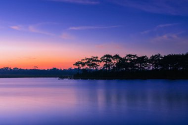 Gölde gün batımı.