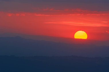 Gökyüzü üzerinde tam gün batımı.