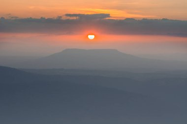 Dağların üzerinden günbatımı güzel vakit.