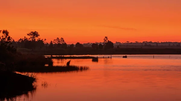 Восход или закат над озером . — стоковое фото