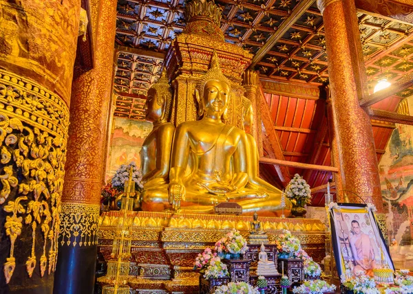 Estatua de Buda de Oro en el templo Nan, Tailandia — Foto de Stock