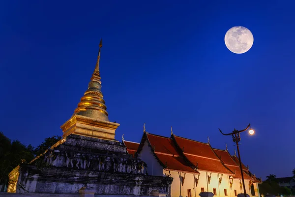 Wat Phrathat Chang Kham Worawihan in twilight scene. — Stock Photo, Image