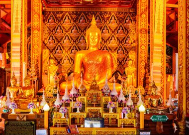 Buda heykeli altın tapınak Nan, Tayland at