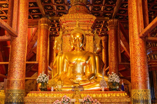 Золота статуя Будди в храмі Nan, Таїланд — стокове фото