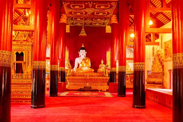 Χρυσό άγαλμα του Βούδα στο ναό Nan, Ταϊλάνδη — Φωτογραφία Αρχείου