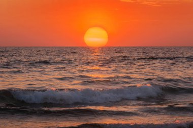 Gündoğumu veya günbatımı denize.