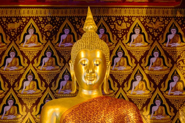 Goldene Buddha-Statue — Stockfoto