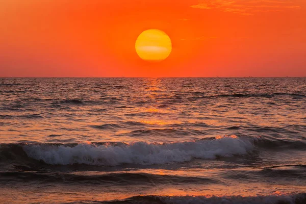 Salida o puesta del sol sobre el mar . — Foto de Stock