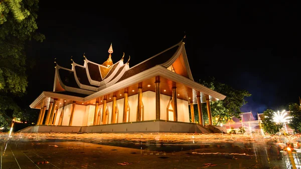 PA Pradoo tempel in nachtbeeld. — Stockfoto