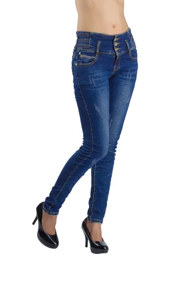 Mulher sexy está vestindo jeans azuis . — Fotografia de Stock