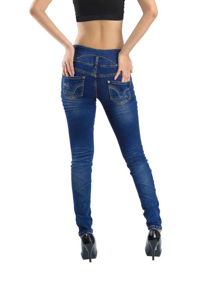 Sexy žena má na sobě modré džíny. — Stock fotografie