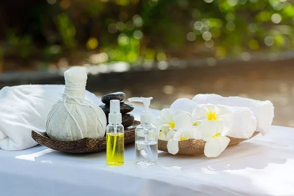 Masaj masasında güzel bir spa kompozisyonu.