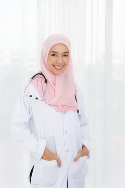 Wanita dokter Muslimah . — Stok Foto