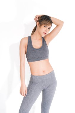 Gri egzersiz giysileri genç kadınlar