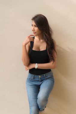 Duvardaki güzel kadın portresi.