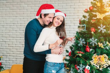 Çiftlerin Noel kutlaması.