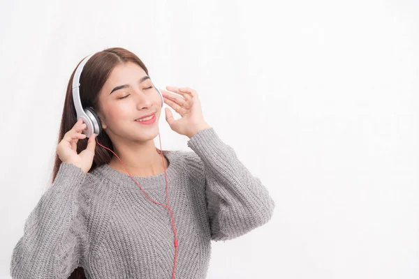 Mulher está ouvindo música . — Fotografia de Stock