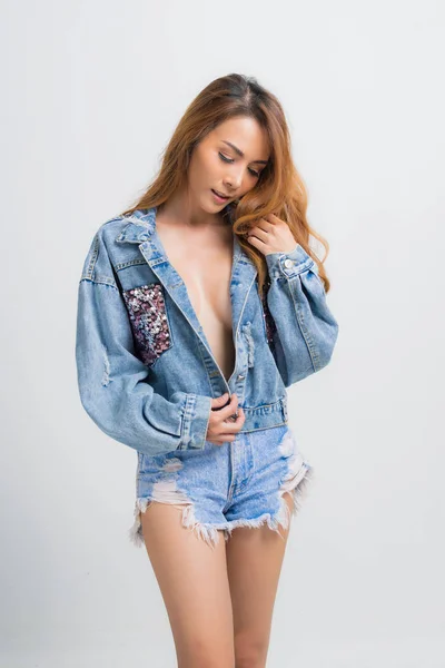 Modeporträt der schönen jungen Frau mit Jeanskleid — Stockfoto