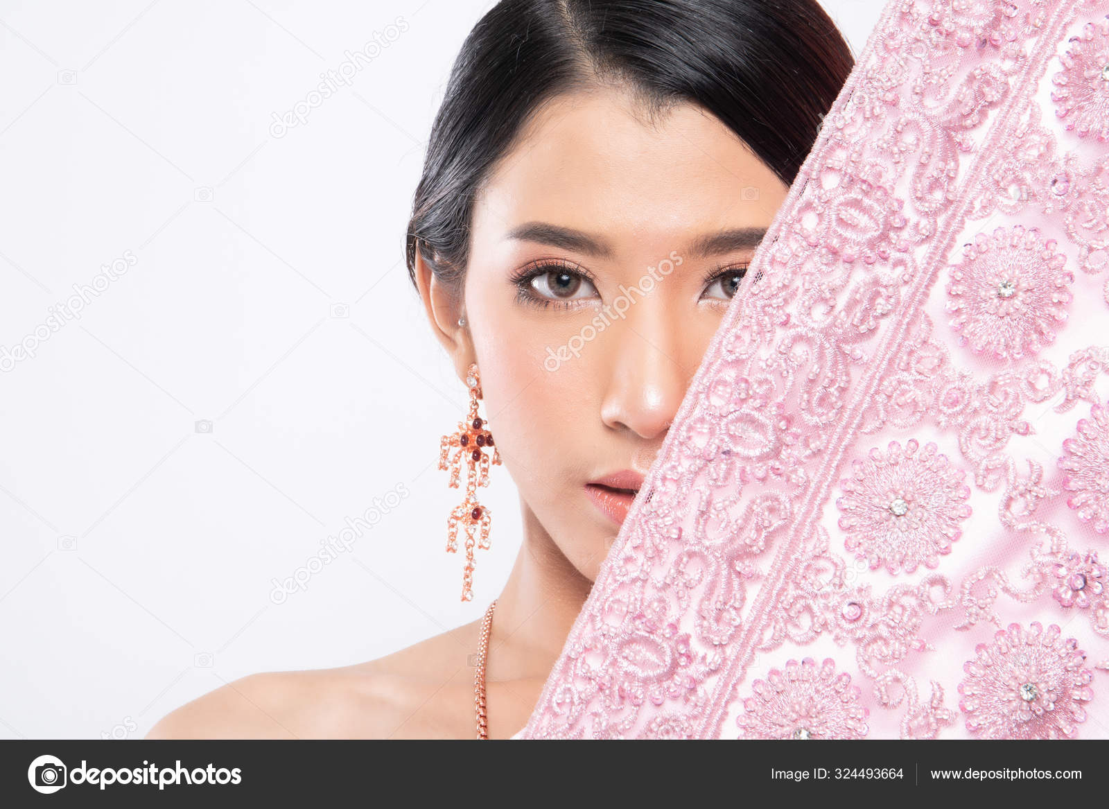 https://st3.depositphotos.com/4562279/32449/i/1600/depositphotos_324493664-stock-photo-thai-woman-wearing-typical-traditional.jpg