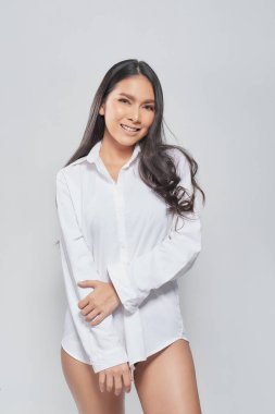 Duvardaki güzel kadın portresi.