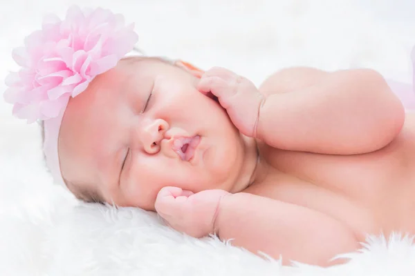 Χαριτωμένο νεογέννητο μωρό ξαπλωμένο σε λευκή κουβέρτα. Κοντινό πλάνο — Φωτογραφία Αρχείου