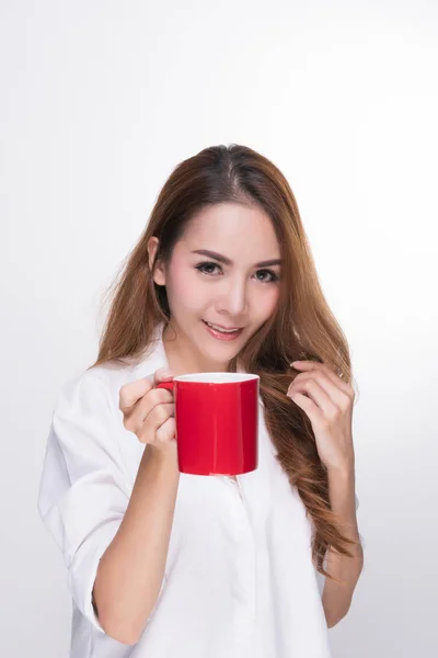 Leende kvinna med röd kaffekopp. — Stockfoto