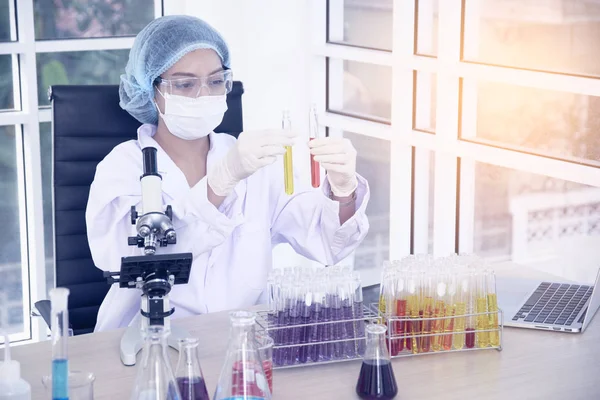 Mujer científica en laboratorio . —  Fotos de Stock