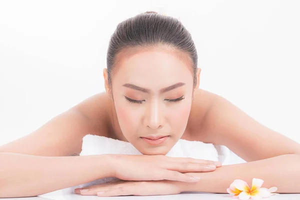 Massage van gezicht voor vrouw in spa salon. — Stockfoto