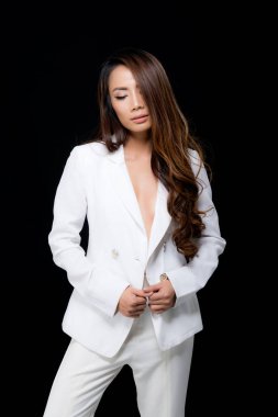 Beyaz takım elbiseli bir kadın..