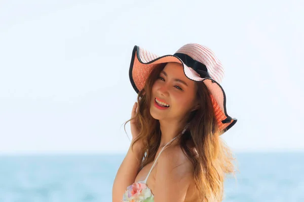 Beautiful portrait woman with summer. — Stock Photo, Image