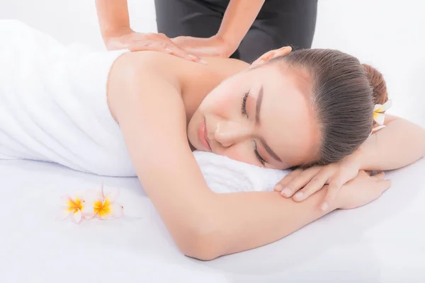 Massage van gezicht voor vrouw in spa salon. — Stockfoto