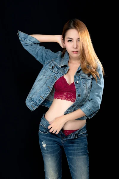 Mulher asiática sexy em jeans . — Fotografia de Stock