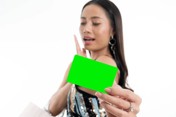 Mulher segurando cartão de crédito mostrar . — Fotografia de Stock